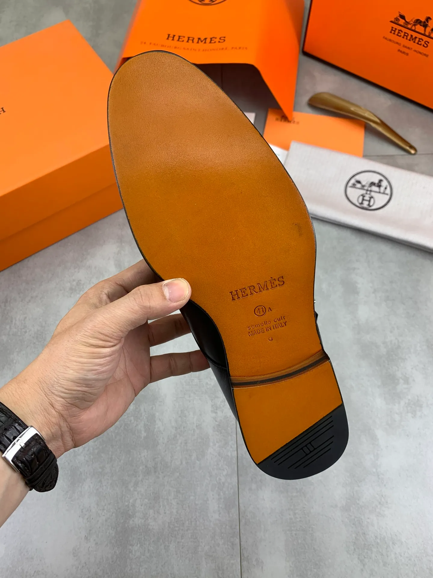 Factory price P940 💰💎💎💎 Original genuine leather outsole Brand: Hermès Grade: Same as the official website Original quality materials: Original soft calfskin Water-dyed cowhide lining Original Italian genuine leather outsole Style categories: Men's fashion Formal casual leather shoes Slip-on men's shoes series Young fashion European and American trends British style Code number: 39-45 (38.46 can be customized)